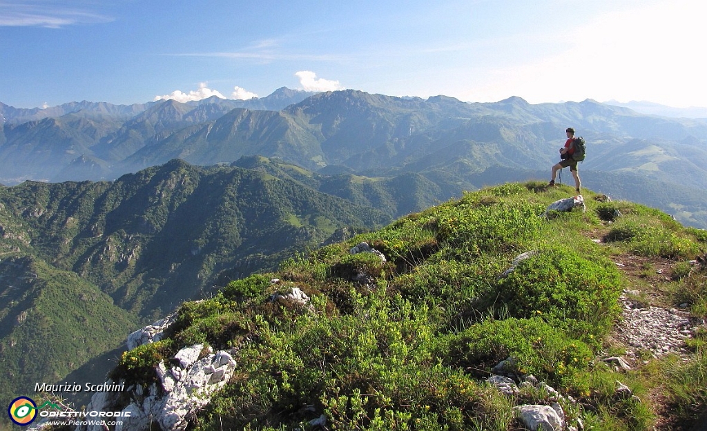 20 Si esce su un dosso. Panorama di quà.....JPG